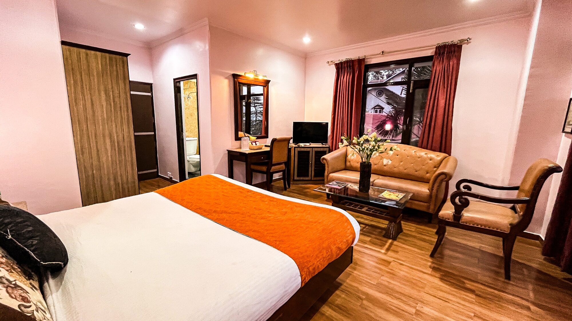 Super Deluxe Room decor